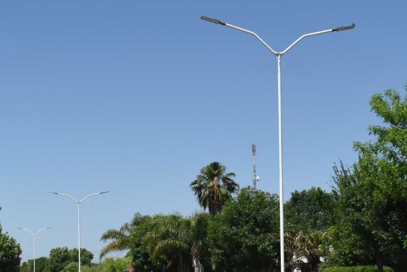 MONTAJE DE NUEVAS COLUMNAS DE ILUMINACIÓN